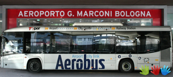 Navetta Aerobus davanti all'ingresso principale dell'aerostazione