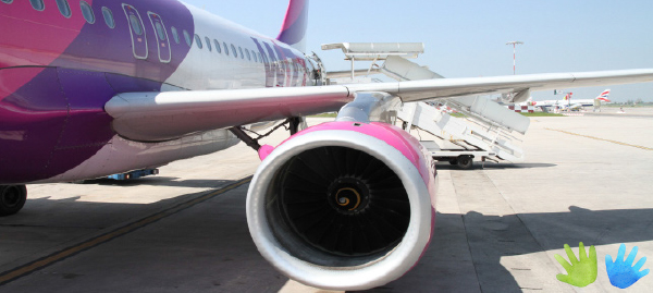 Foto di un aereo da sotto bordo